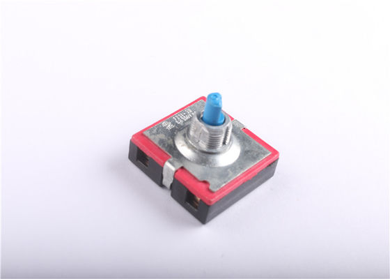 Uno mismo que cierra el interruptor de selector rotatorio del empuje