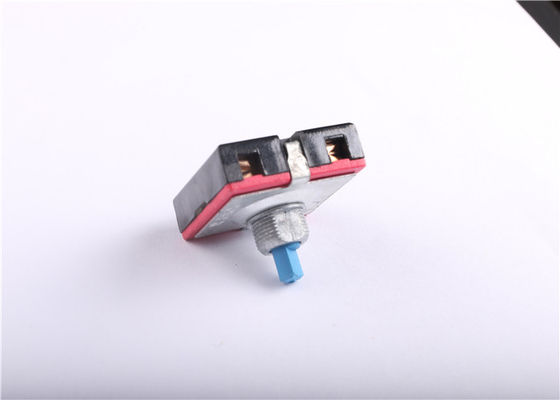 Uno mismo que cierra el interruptor de selector rotatorio del empuje