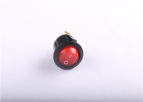 La prenda impermeable llevó alrededor del interruptor de eje de balancín