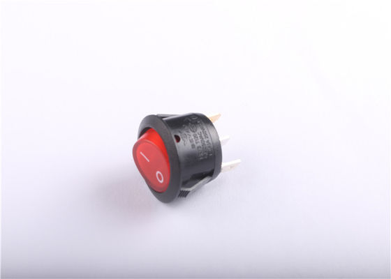 La prenda impermeable llevó alrededor del interruptor de eje de balancín